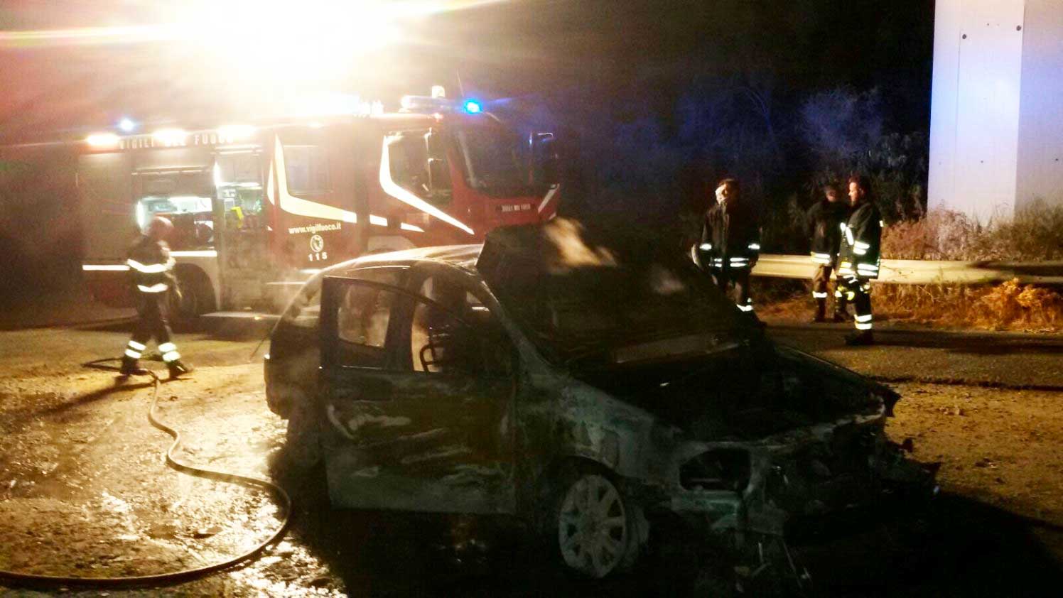 SOLANAS, Misterioso episodio a Santa Barbara, auto in fiamme sotto un viadotto della statale 125