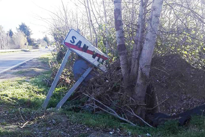 SAN VITO, Cartello di fine del paese ancora “sdraiato” dai giorni del nubifragio