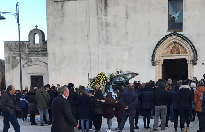 SAN VITO, Il paese saluta don Giordano Podda. In corso il rito funebre