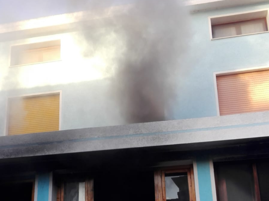 VILLAPUTZU, Fiamme in una casa di via Silvio Pellico, salva una signora di 85 anni