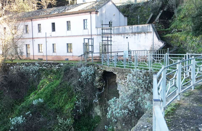 VILLASALTO, Nel borgo minerario iniziati i lavori di ricostruzione di un muro crollato