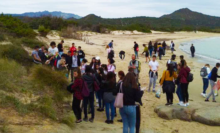 MURAVERA, I ragazzi del liceo scientifico impegnati nella pulizia della spiaggia di Costa Rei