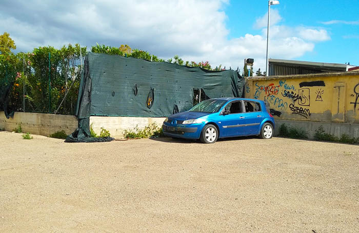 LA LETTERA. Auto abbandonata a due passi dai giochi per bambini a Muravera, chi è preposto intervenga