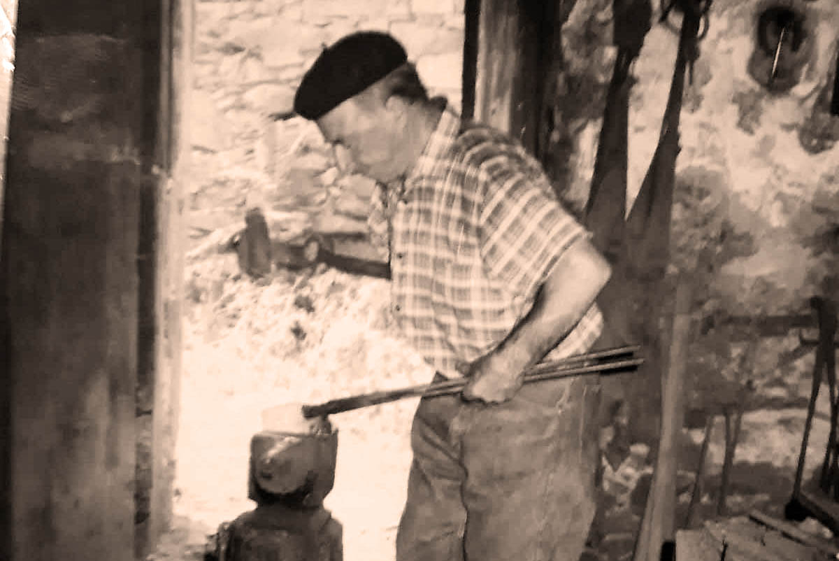 ARMUNGIA, Lo struggente ricordo di tziu Albinu, il fabbro che sapeva a memoria la Divina Commedia