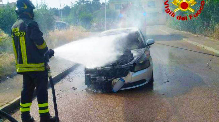 VILLAPUTZU, Paura per un’auto in fiamme in via Ariosto