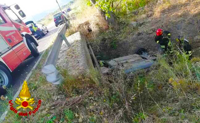 CASTIADAS, Auto fuori strada a Sitò, tre persone ferite