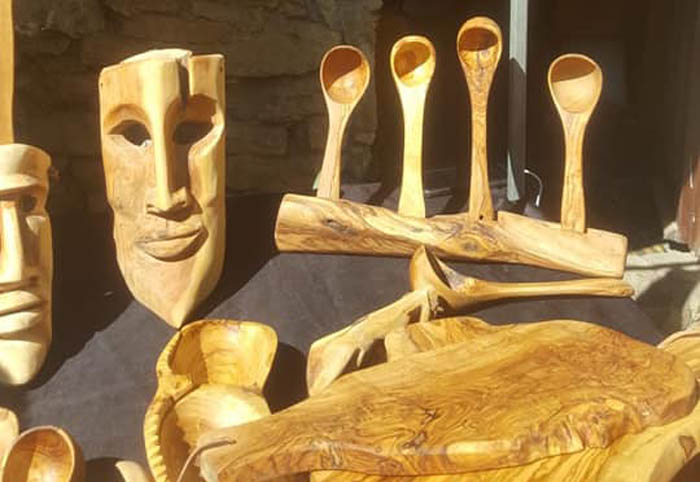 MURAVERA, Rubate maschere in legno di grande valore da un furgone a Costa Rei