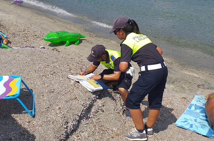 VILLASIMIUS, Multato il turista cafone che spegnava le sigarette sulla spiaggia nonostante i richiami
