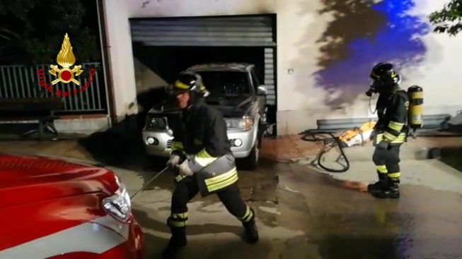 MURAVERA, Auto in fiamme in un garage della via Roma