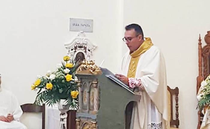 SAN VITO, Gran folla di fedeli per don Pasquale Flore, il nuovo parroco del paese