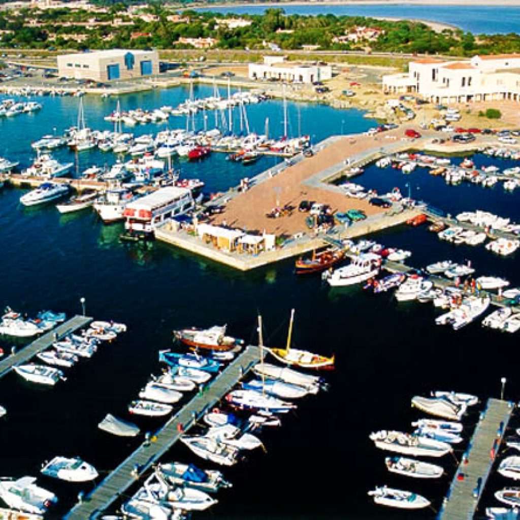 VILLASIMIUS, Porto, ormeggio per yacht da 80 metri e piano di investimenti da 5 milioni