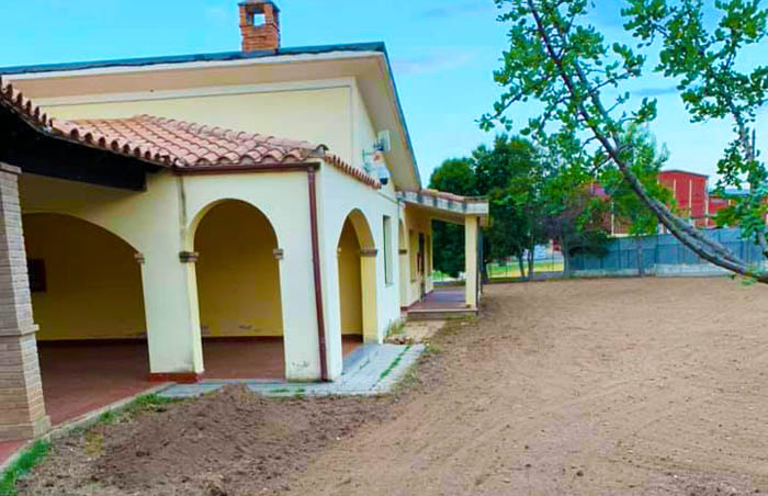 CASTIADAS, La scuola elementare sarà dotata di un parco con un prato in erba naturale