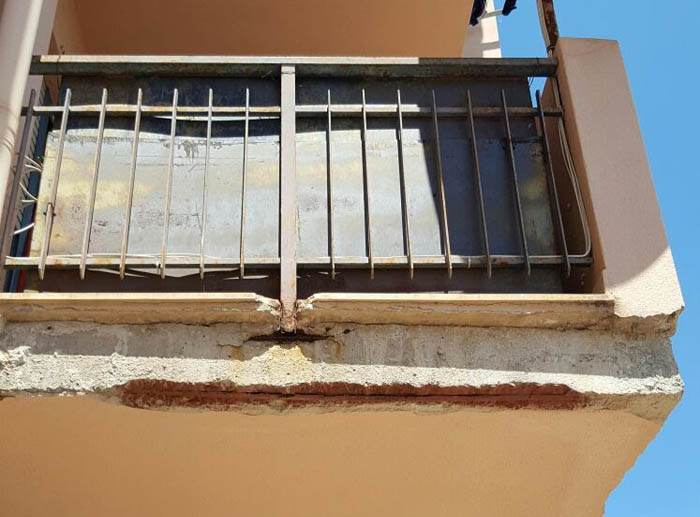 LA LETTERA. Degrado in uno stabile nel rione Santa Maria a Villaputzu. L’appello: “AREA intervenga”