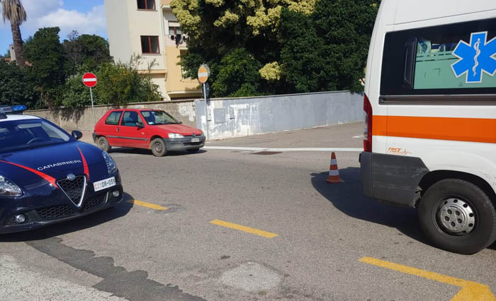 VILLAPUTZU, Si sdraia in mezzo alla strada di fronte al municipio per due ore, clamorosa protesta di un 58enne