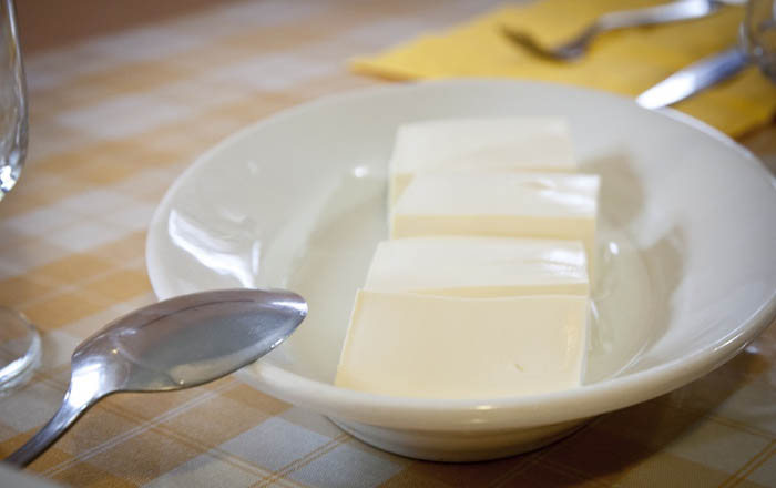 CUCINA, Scopriamo su casu axedu, lo yoghurt sardo tanto popolare anche nel Sarrabus