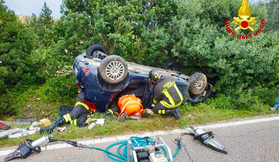 SARRABUS, Auto si ribalta sulla statale 125, un uomo incastrato fra le lamiere