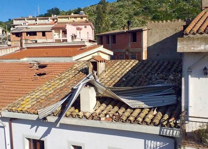 VILLAPUTZU, Tetto scoperchiato in via Nazionale per il forte vento
