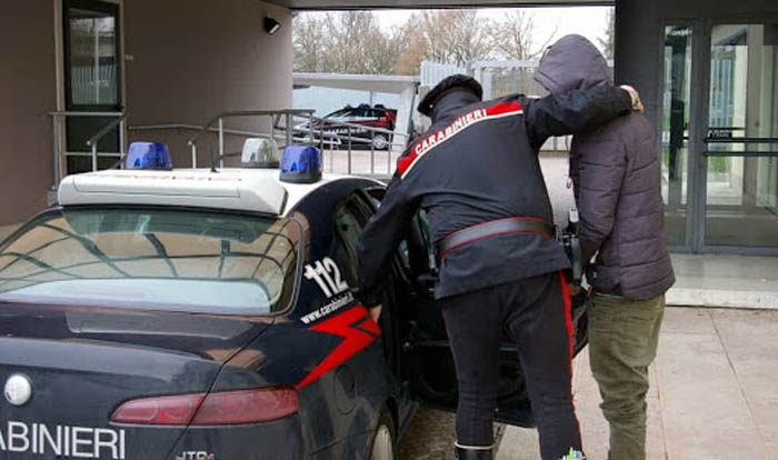 ESCALAPLANO, Possesso di armi e droga: in manette una coppia