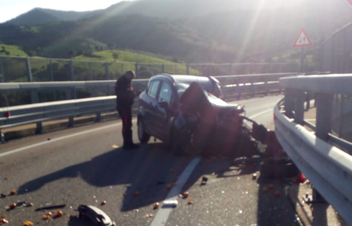 VILLAPUTZU, Auto contro il guardrail, due coniugi finiscono all’ospedale