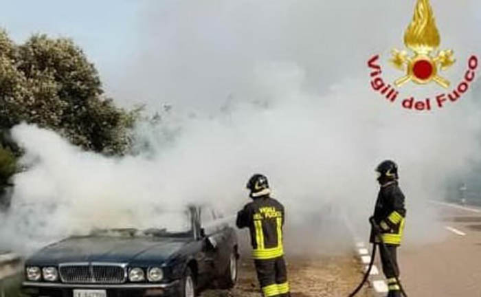 SARRABUS, Paura per un’auto in fiamme sulla statale 125