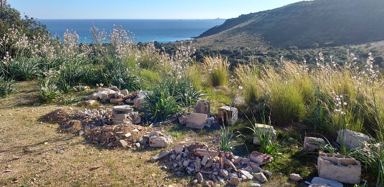 SARRABUS, Mattoni e pietre abbandonati sulla strada panoramica Villasimius-Castiadas