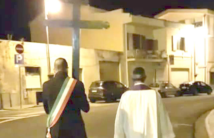 VILLAPUTZU, La Via Crucis solitaria del parroco e del sindaco (VIDEO)