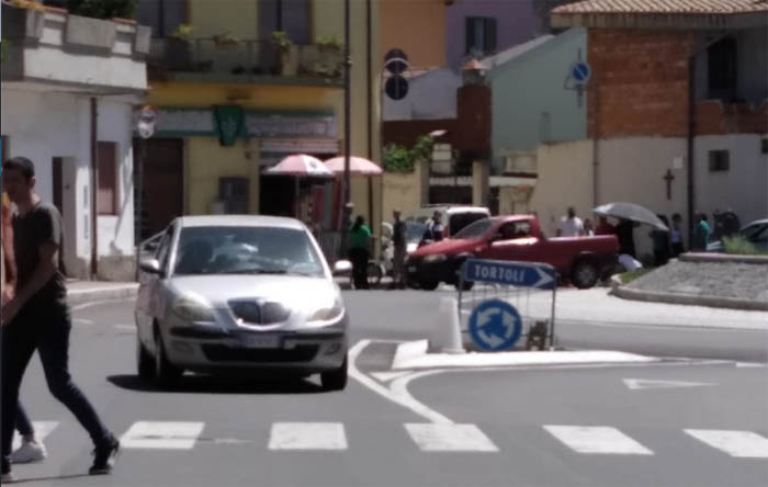 VILLAPUTZU, Incidente alla rotatoria delle Poste, 77enne del paese in ospedale