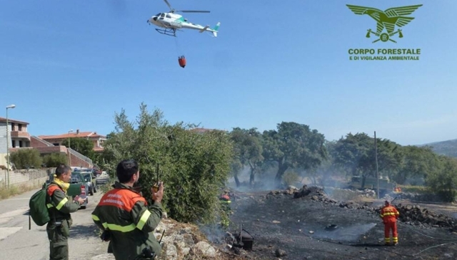 SAN VITO, Fiamme in località Ponte de Cannas, interviene il mezzo aereo del Corpo Forestale
