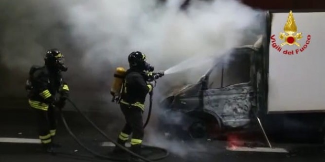 SARRABUS, Paura sulla nuova Statale 125 per un furgone che ha preso fuoco: salvo il conducente