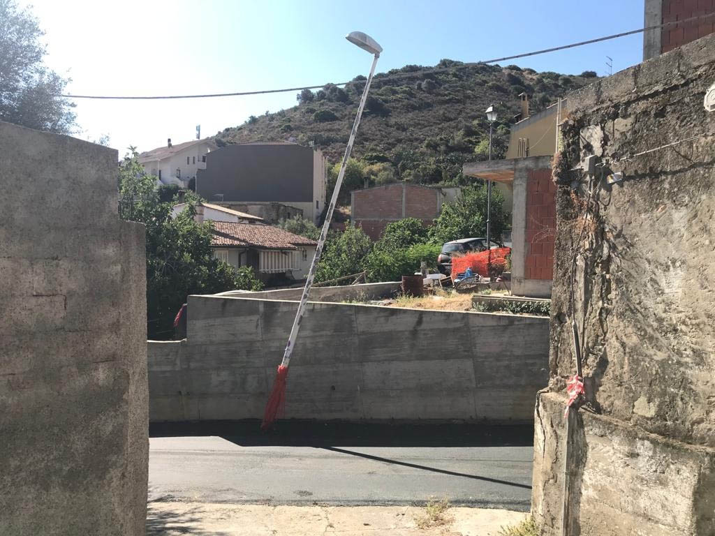MURAVERA, Allarme per un palo della luce pericolante nella via Montis