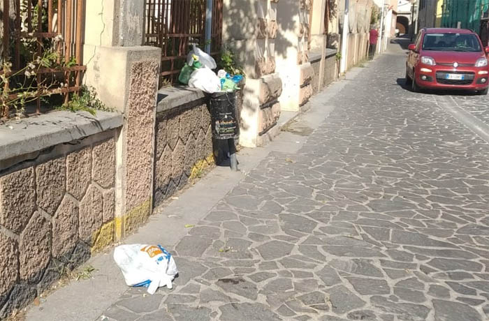 LA LETTERA, Rifiuti in bella vista nel centro storico, un’immagine di degrado