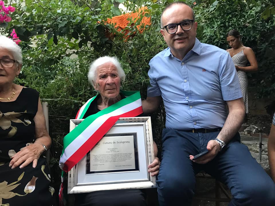 ESCALAPLANO, Festa grande per tzia Mariangela Gessa che ieri ha compiuto 106 anni
