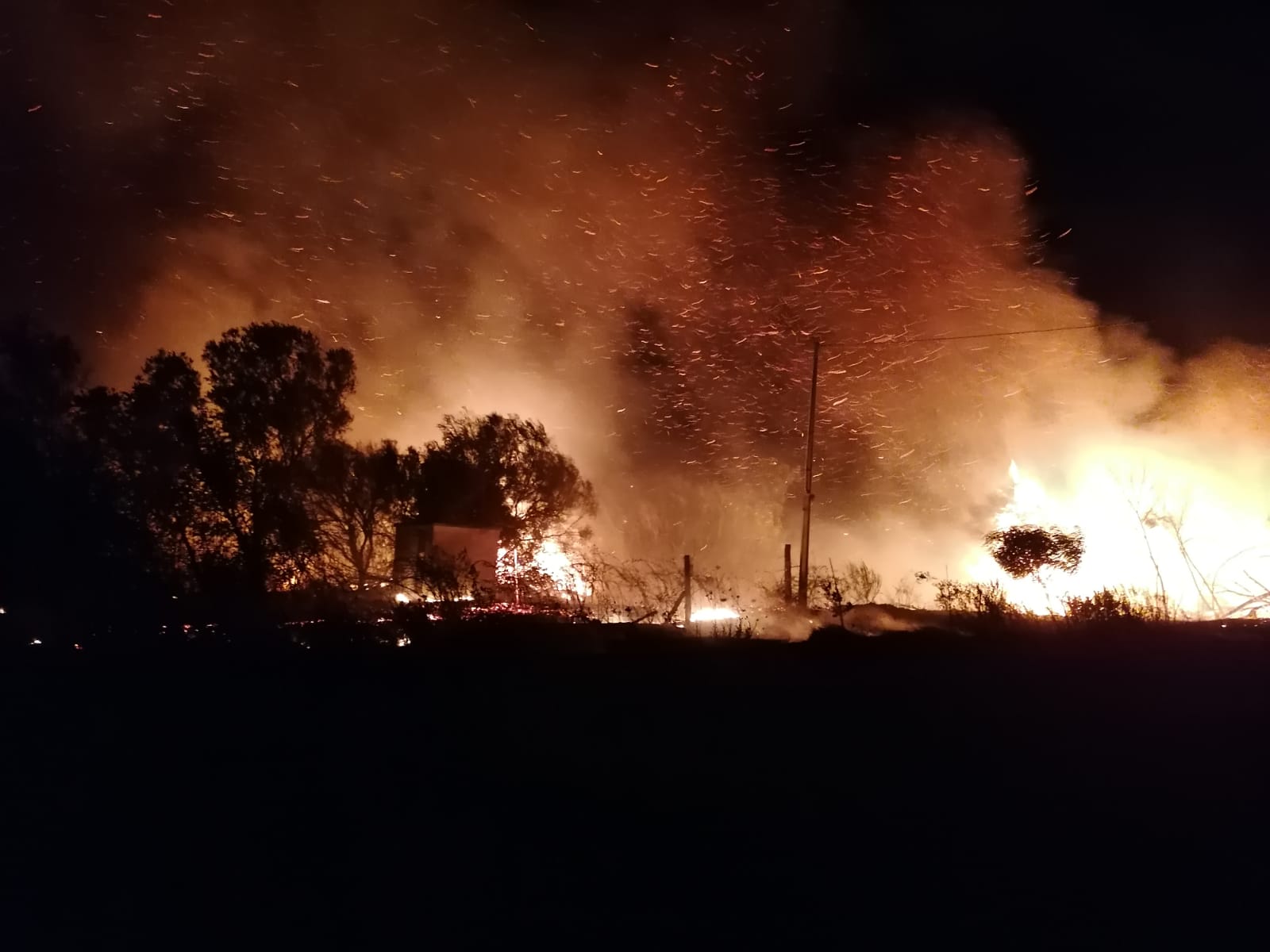 MURAVERA, Paura nella notte per un incendio che ha coinvolto un’azienda agricola