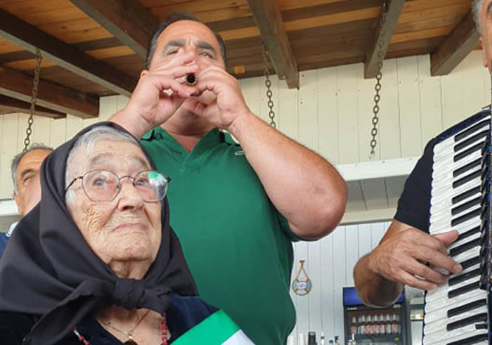 CASTIADAS, Tzia Elvira Orrù compie 102 anni, grande festa in riva al mare