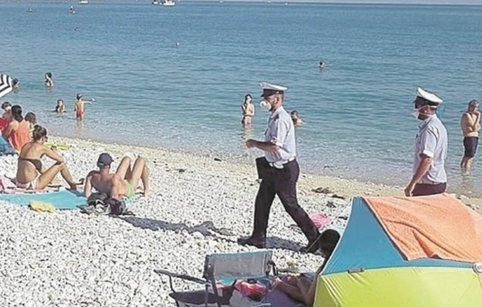 CASTIADAS, Fumo in spiaggia: multati otto turisti a Cala Pira e Cala Sinzias