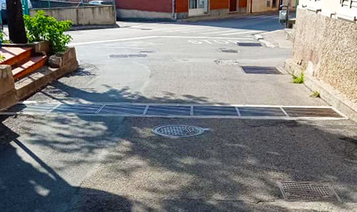 SAN VITO, L’appello: “Stop al rumore fastidioso delle griglie di ferro nelle vie Roma e Santa Maria”
