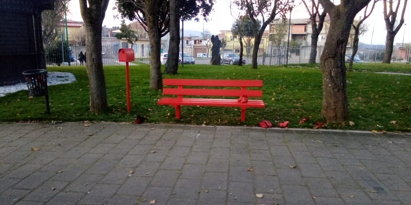 BURCEI, Inaugurata una panchina rossa durante la giornata contro la violenza sulle donne