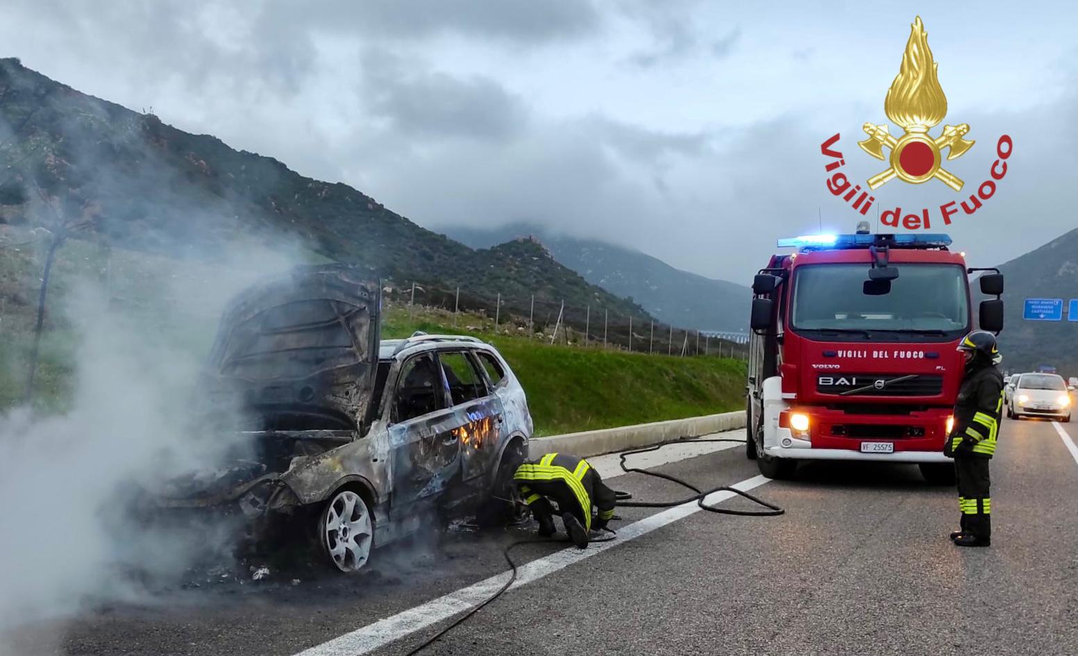 SARRABUS, Auto in fiamme sulla statale 125, illeso il conducente