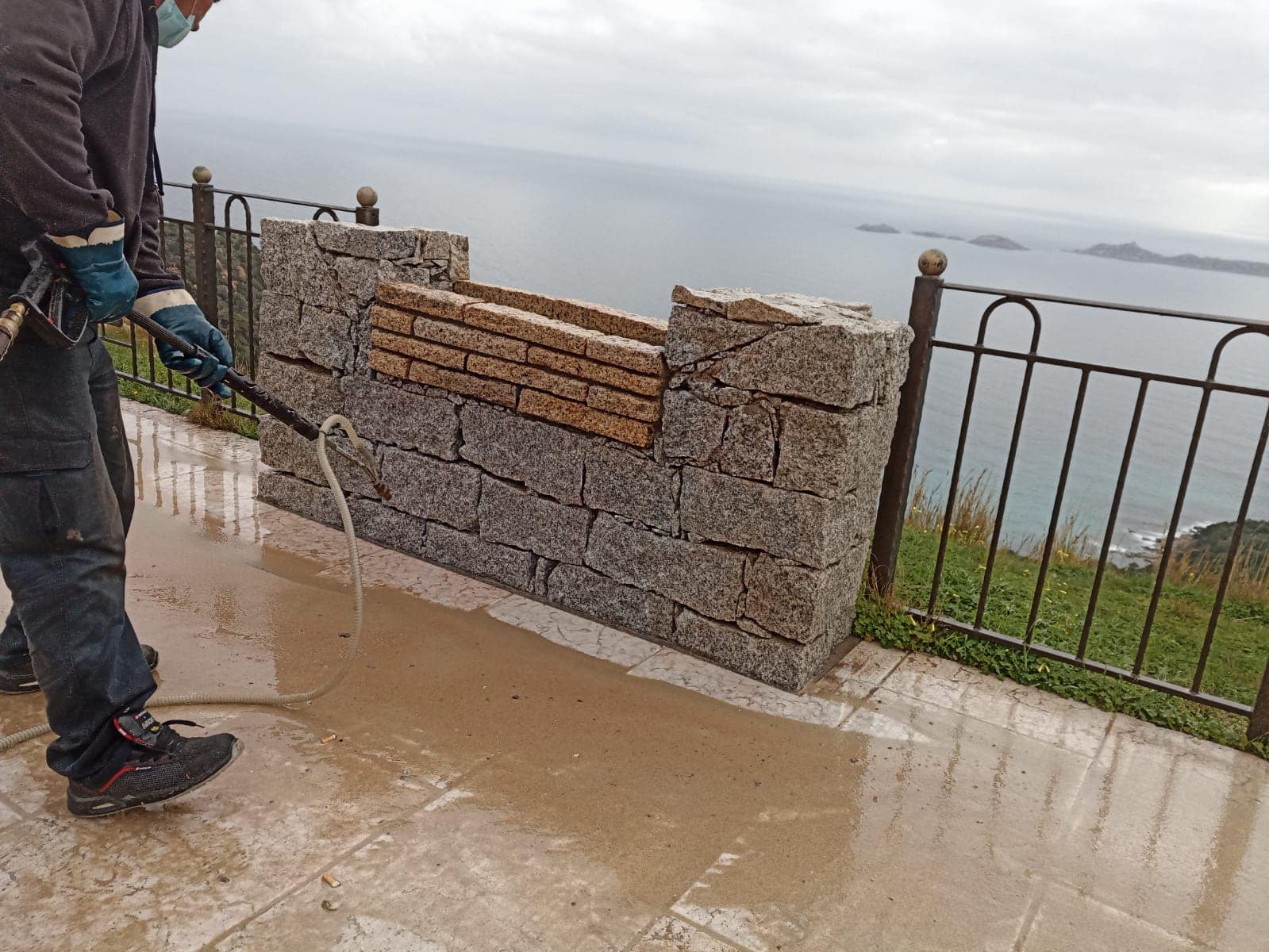 CASTIADAS, Belvedere di Serpentara imbrattato, i volontari lo ripuliscono
