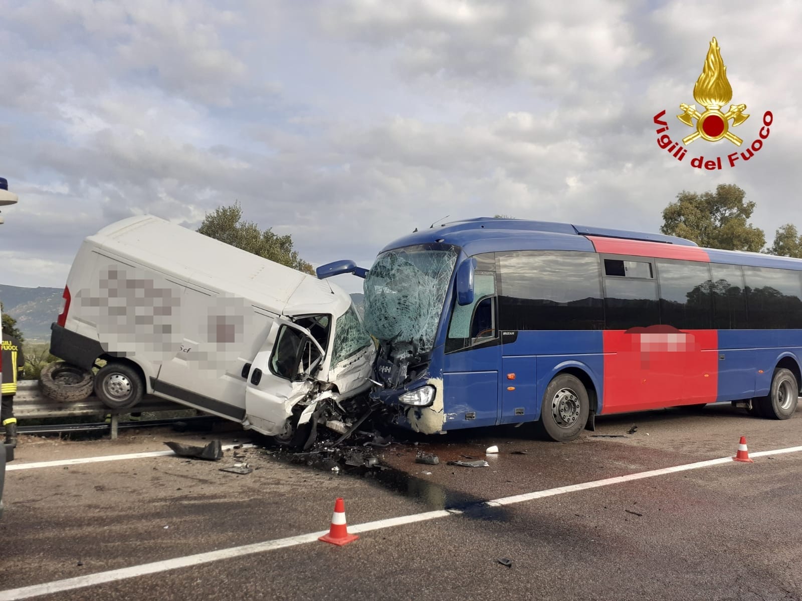 CASTIADAS, Furgone contro corriera Arst, 4 feriti gravi