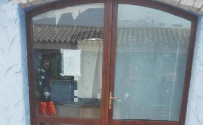 CASTIADAS, Incursione di vandali a Cala Marina, danneggiate le vetrate delle strutture comunali