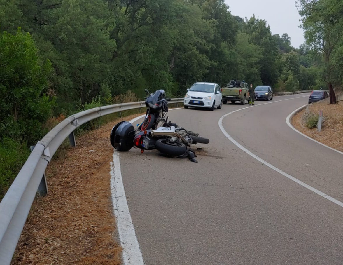 BURCEI, Moto contro guardrail, ferito un centauro di 60 anni