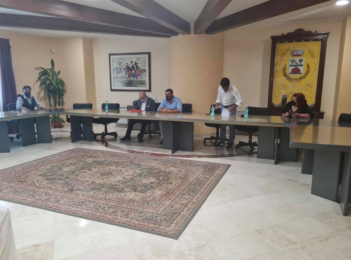CASTIADAS, Alberghi e stabilimenti balneari, il Comune “taglia” la Tari