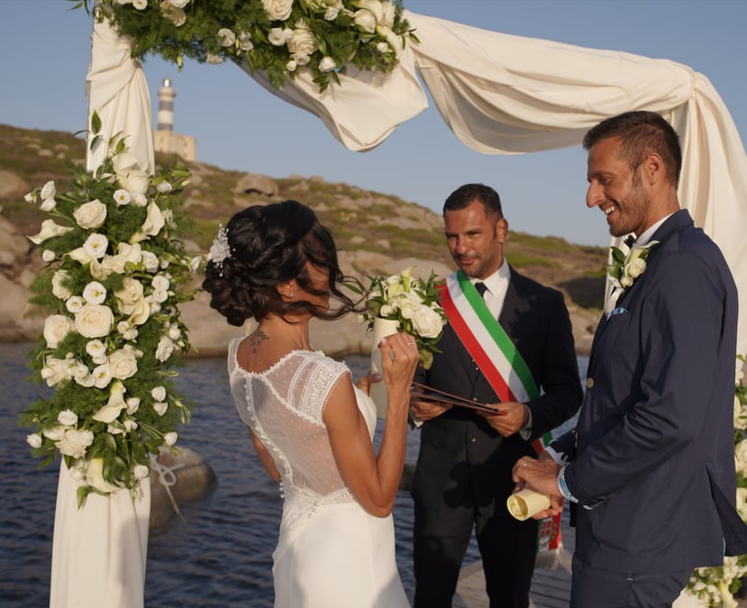 VILLASIMIUS, Celebrate le prime nozze al Faro dell’Isola dei Cavoli dopo la ristrutturazione