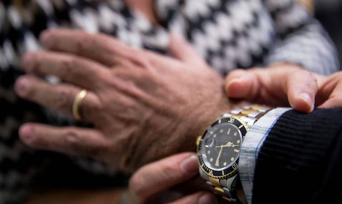 MURAVERA, Vendeva Rolex falsi, bagnanti “incastrano” truffatore munito di lettore bancomat