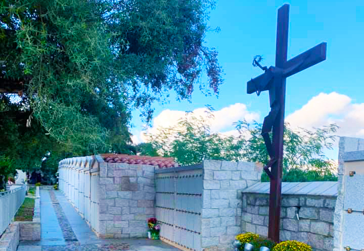 CASTIADAS, Un grande crocifisso in ferro per abbellire il cimitero storico