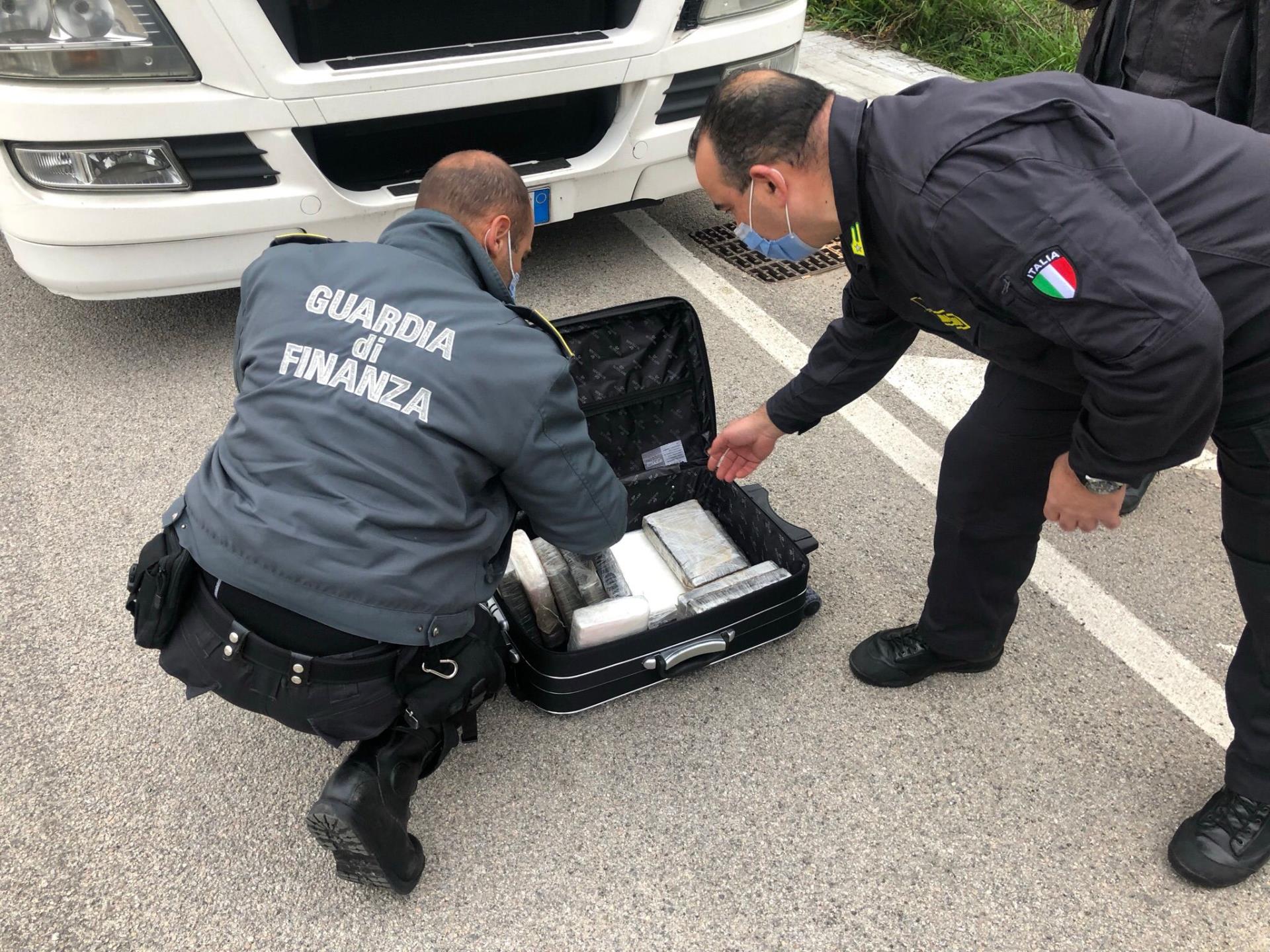 SARDEGNA, Sbarca al porto di Olbia con 12 chili di cocaina, GdF arresta autotrasportatore