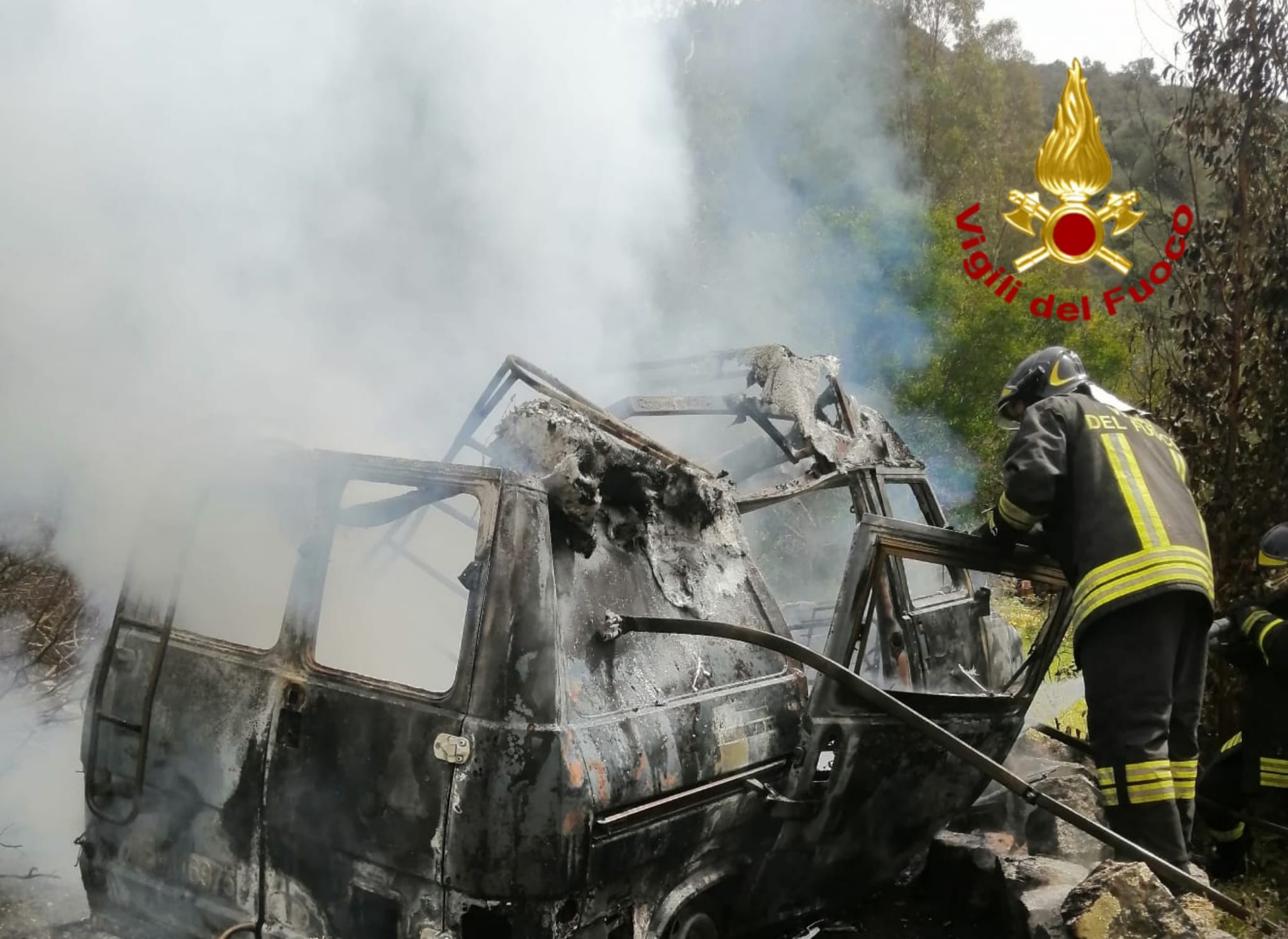 MURAVERA, Paura per un camper che ha preso fuoco a “Nuraghe Cann’e Frau”