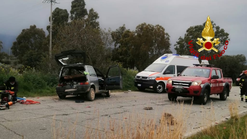 VILLAPUTZU, Scontro frontale sulla strada per Porto Corallo, tre feriti