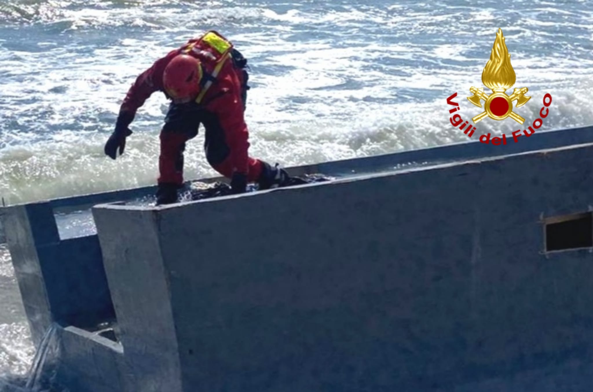 MURAVERA, Barcone abbandonato a San Giovanni messo in sicurezza dai Vigili del Fuoco, indagano i Carabinieri